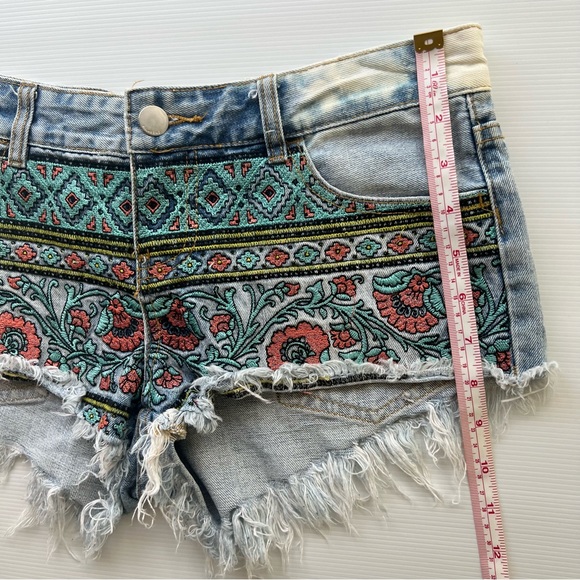 Billabong Denim Shorts Embroidered Floral Frayed Low Beach Festival Size 26 8 - Picture 13 of 15